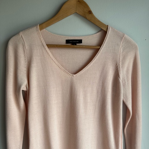 Ann Taylor Merino Wool Blend Lightweight Sweater Sz S Baby Pink V-Neck Preppy - Picture 2 of 12